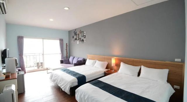 Четырёхместный номер Standard с балконом Blue Sky B&B