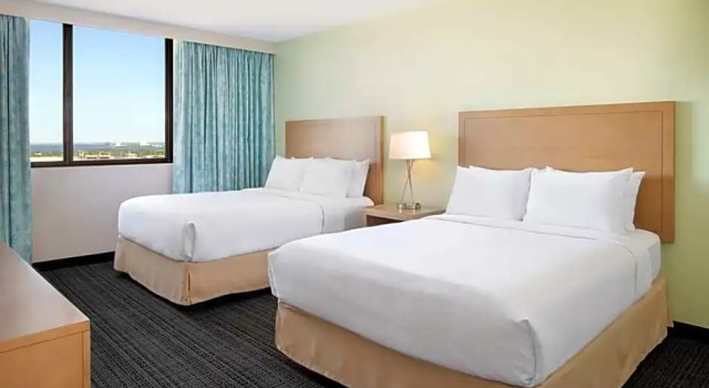 Четырёхместный люкс с 2 комнатами с видом на залив Embassy Suites by Hilton Tampa Airport Westshore