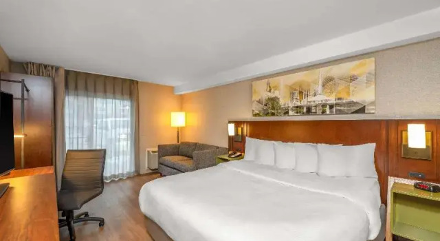 Двухместный люкс с балконом Comfort Inn Airport