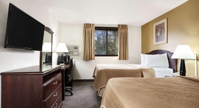Четырёхместный номер Standard Travelodge by Wyndham La Porte/Michigan City Area