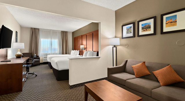 Четырёхместный люкс Comfort Suites University