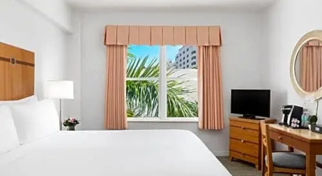 Полулюкс South Seas Hotel