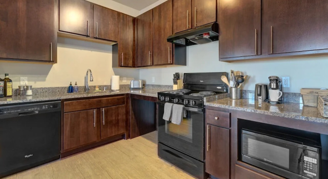 Апартаменты Milwaukee Beautiful Family 2BD 2BA Downtown Apartment