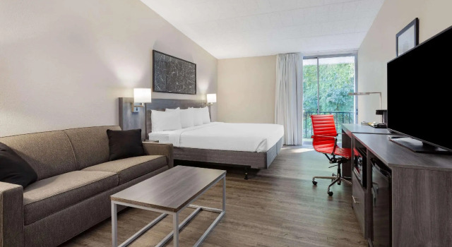 Двухместный люкс Ramada by Wyndham Hartford North - Bradley Airport