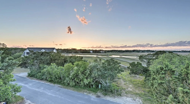 Коттедж с 4 комнатами с балконом Pawleys Island House, - Steps to Beach & Creek!