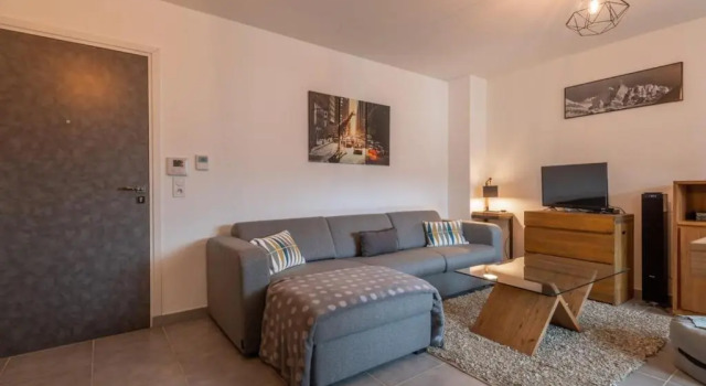 Apartment with balcony near downtown, Забронировать Апартаменты/квартира Кран-Жеврие Озеро Анси