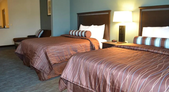 Четырёхместный люкс Red River Inn and Suites