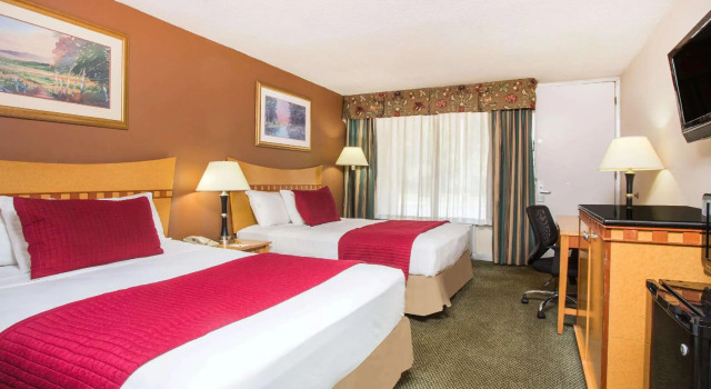 Четырёхместный номер Standard Ramada by Wyndham & Suites Warner Robins