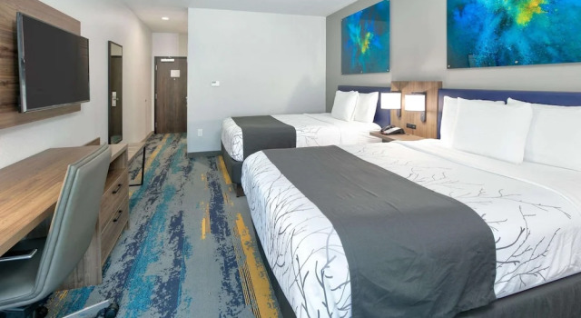 Четырёхместный номер Deluxe La Quinta Inn & Suites by Wyndham Dallas/Fairpark
