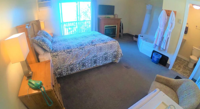 Двухместный номер Deluxe с балконом и с видом на озеро Waterview On The Bay