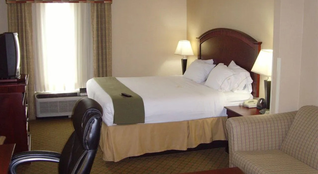 Holiday Inn Express Hotel & Suites Bentonville by IHG, Забронировать Отель Бентонвилл Northwest Arkansas