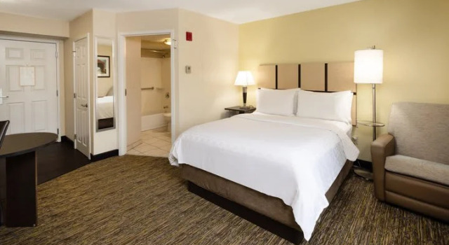 Люкс Candlewood Suites Windsor Locks by IHG