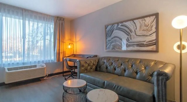Четырёхместный семейный люкс Oxford Suites Chico