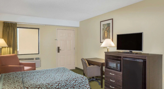 Четырёхместный номер Standard Days Inn & Suites by Wyndham Columbia Airport