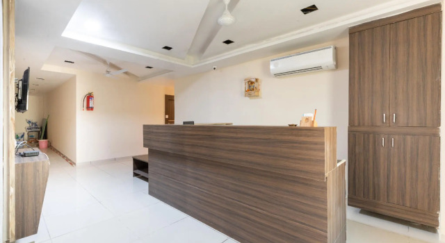 SPOT ON 48857 Hotel  Neelkamal 2, Rezervovat Hotel Hotely v Gujarat s parkováním, Parkování