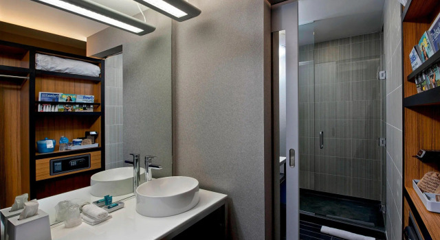 Четырёхместный номер Standard Aloft by Marriott Tulsa Downtown