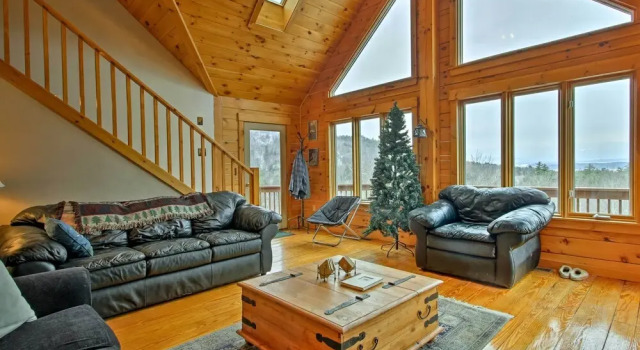 Spacious Gilford Retreat w/ Deck: 2 Mi to Skiing!, Забронировать Дом для отпуска Виллы Гилфорд, Вилла