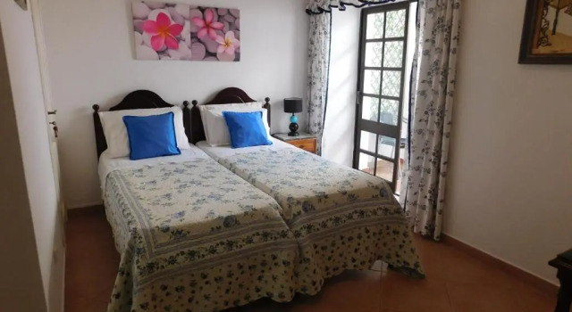 Четырёхместный номер Standard с балконом Dinas Guesthouse