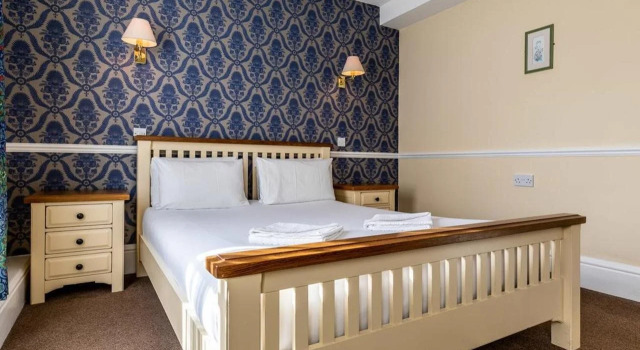 The George Hotel, Amesbury, Wiltshire - The Coaching Inn Group, Забронировать Отель Отели Эймсбери с парковкой, рядом с King Alfred's Tower, Парковка