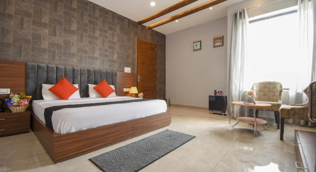 Люкс Standard FabHotel Royal Mapple