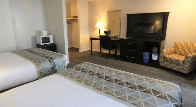 Четырёхместный номер Standard с балконом Dilworth Inn Kelowna
