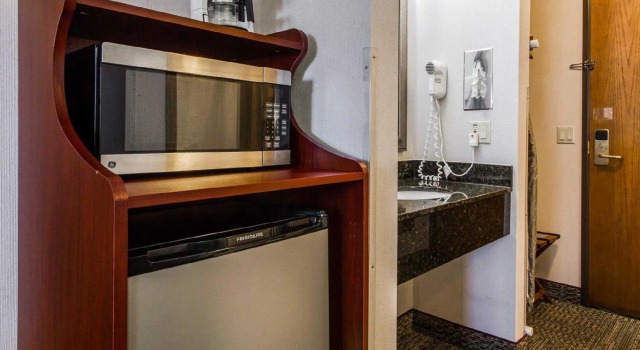 Четырёхместный номер Standard Quality Inn & Suites Stoughton - Madison South
