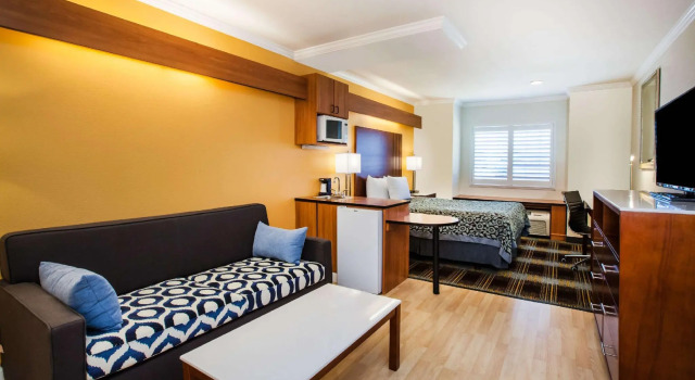 Люкс Days Inn & Suites by Wyndham Antioch