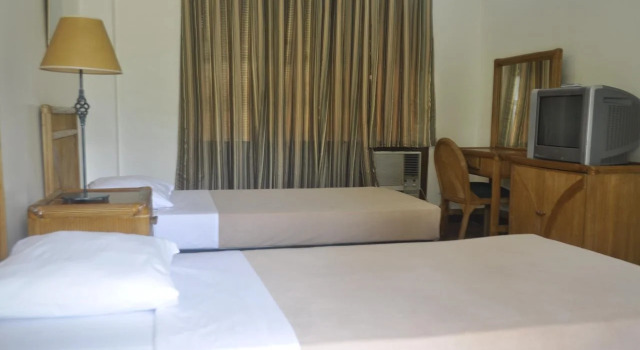 La Planta Hotel and Restaurant, Rezerwuj Hotel Bais Negros Oriental