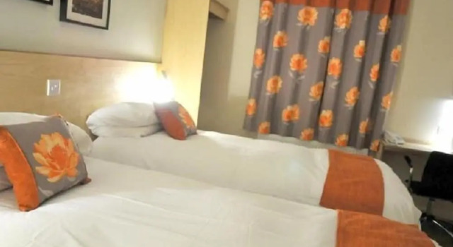 Четырёхместный номер Standard Royal George Hotel