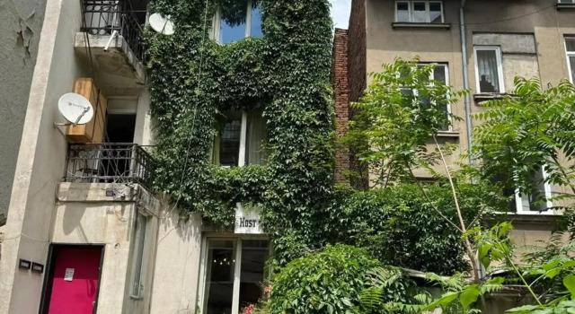 Spacious House in Central Sofia with Garden, Забронировать Отель Отели Софии с парковкой, рядом с Президентство, Парковка