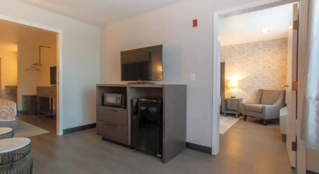 Четырёхместный семейный люкс Oxford Suites Chico
