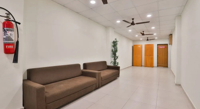 OYO 16675 Hotel Shri Krishna Inn, Забронировать Отель Сурат штат Гуджарат