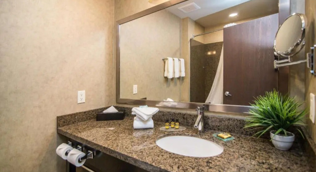 Четырёхместный номер Deluxe Fairfield Inn & Suites by Marriott West Kelowna