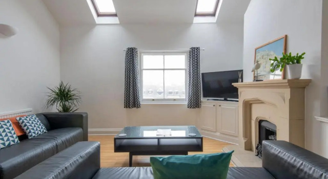 Fantastic 3 Bed Brighton House- Sleeps 6- SUPERFAST WiFi and Garage, Забронировать Отель Отели Исторического графства Суссекса с парковкой, Парковка