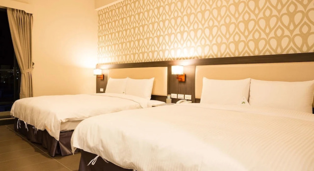 Standard- firedobbelt familie værelse med altan med byudsigt V-Hotel Vacation Hotel