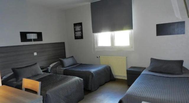 Трёхместный номер Comfort Hôtel Le Cerizay