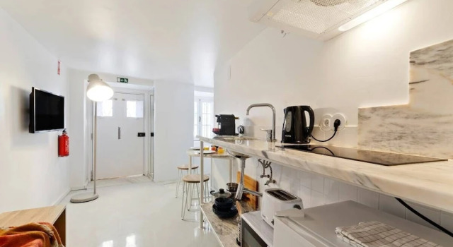 Beautiful 1-Bedroom Apt in Lisbon - NO TV -, Забронировать Отель Отели Лиссабона 3 звезды, рядом с Portas do Sol Belvedere, 3*