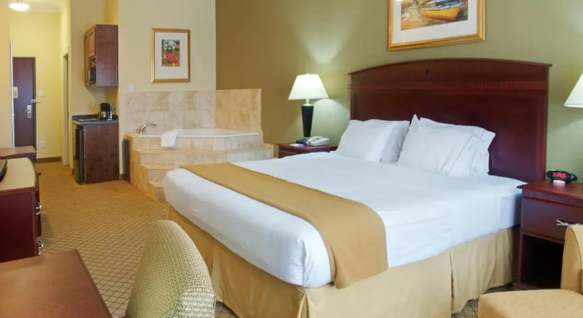 Номер Standard Holiday Inn Express Hotel & Suites Winnie by IHG