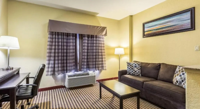 Четырёхместный люкс Studio 6 Suites Houston, TX - Spring
