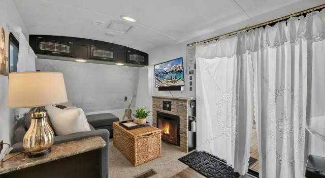 Lucinda Luxury RV With Hot Tub