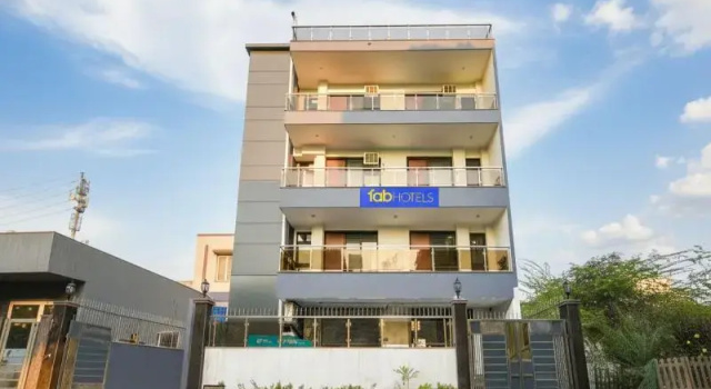 FabHotel RR Premium, Забронировать Отель Гургаон Gurgaon Region, рядом с Улица Гольф-Корс-роуд
