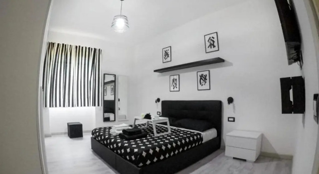 Коттедж с 3 комнатами Black&White guest house