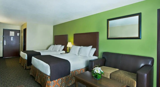 Четырёхместный люкс Oxford Suites Hermiston