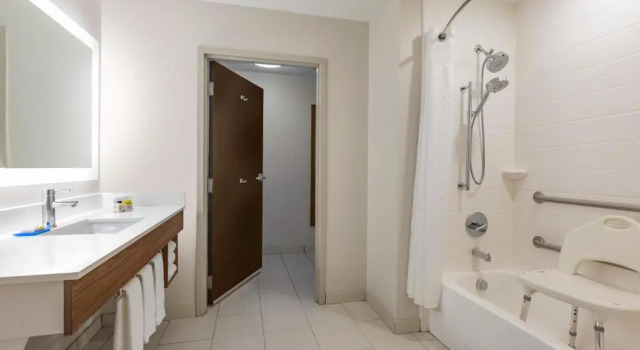 Четырёхместный люкс Holiday Inn Express Hotel & Suites Opelika Auburn by IHG