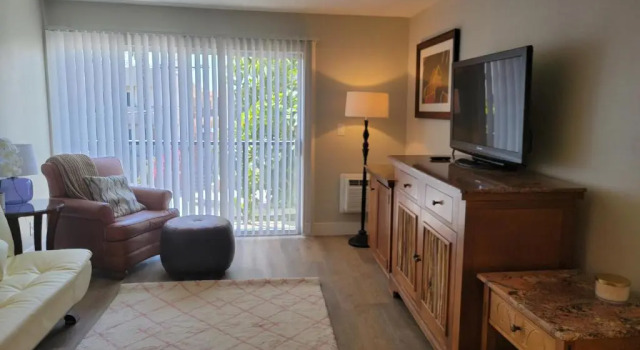 Hollywood Cosmopolitan Apartments, Забронировать Апартаменты/квартира Голливуд Лос-Анджелес, рядом с Перекресток Голливуд и Вайн