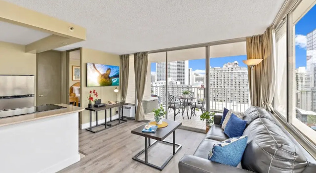 Апартаменты c 1 комнатой с балконом и с частичным видом на море Pacific Monarch - 1 BR - Ocean & City Views