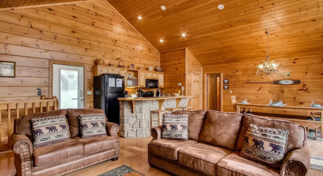 Bearadise 4 Bedroom Cabin by RedAwning