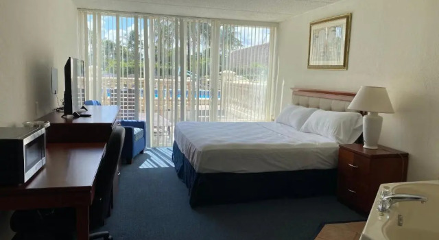 Люкс с балконом Miami Gardens Inn & Suites