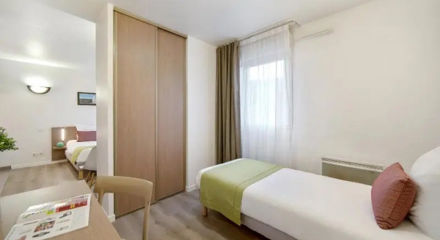 Трёхместный номер Standard с балконом Comfort Aparthotel Versailles, St Cyr lEcole