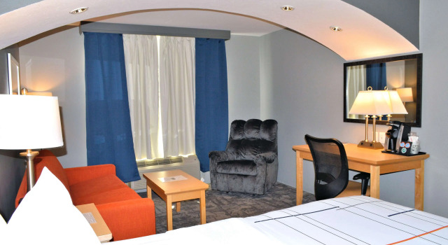 La Quinta Inn & Suites by Wyndham Rochester Mayo Clinic S, Varaa Hotelli Hotellit Minnesota pysäköinnillä, Pysäköinti